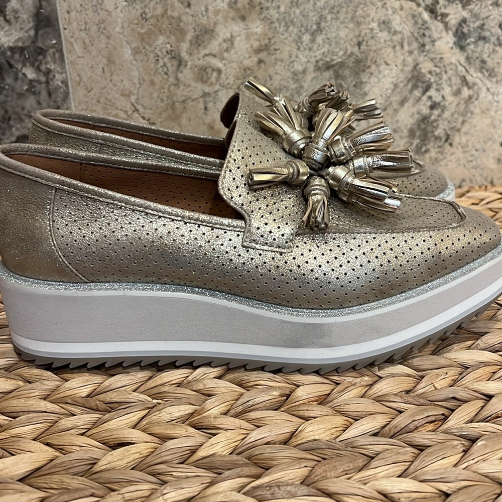 New Johnston & Murphy Gracelyn Tassel Loafer, size 8.5 M. Gold, silver, white. - Picture 4 of 9